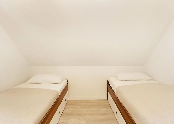 Luebecker Strasse 2 9 *